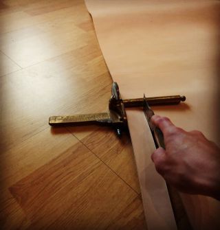 Řežu řemen . . . #RPSkone #leather #loveit #oldtools #leathercraft